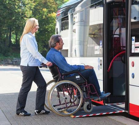 Aus Sicherheitsgründen dürfen Rollatoren und Rollstühle nur auf der ausgewiesenen Mehrzweckfläche gegenüber dem mittleren Einstieg abgestellt werden.
