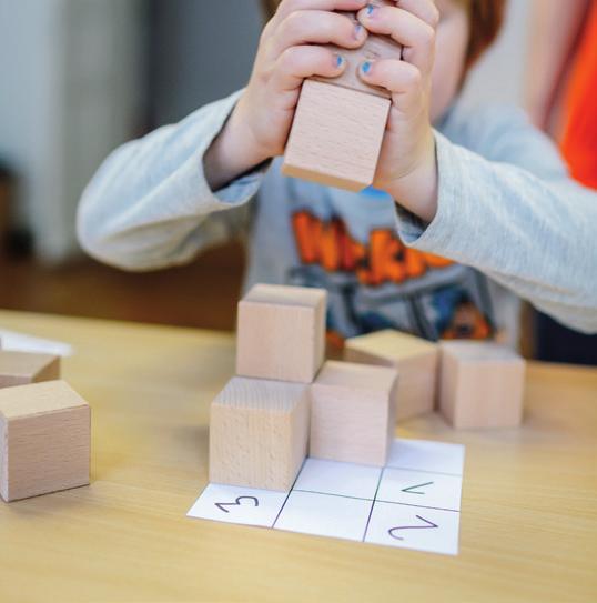 Bauen nach Plan Baue Maltes Gebäude nach.