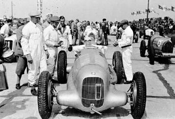 BMW fertigte einen Nachbau des Le Mans- Coupés von 1939, während sich VW den wilden Käfern widmete. Porsche wieder etwas größer mit dem 917/30.