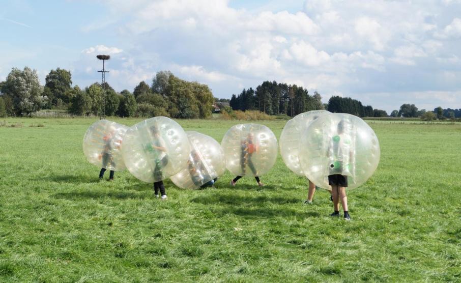 Eine besondere Attraktion waren Bubble Balls, die auf einer großen Wiese in der Nähe gespielt wurden.