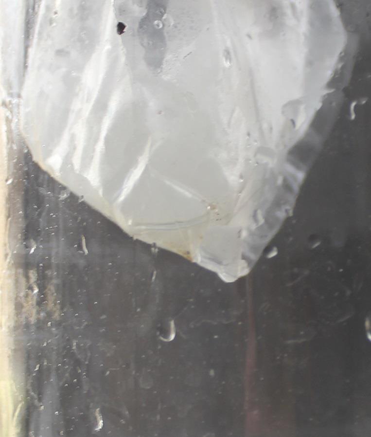 ) Kleine Plastiktüte Eiswürfel Warmes Wasser Streichholz / -schachtel Vorbereitung: Warmes Wasser einfüllen