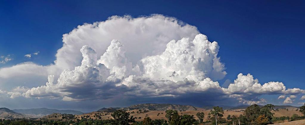 Cumulus- oder Haufenwolken entstehen, wenn feuchte und warme Luft aufsteigt. Dabei dehnt sie sich aus, denn die auf ihr liegende Last wird geringer.