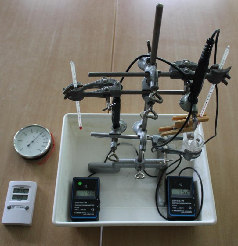 Dieses Selbstbau- und Experimentier- Psychrometer besteht aus zwei analogen Flüssigkeitsthermometern und zwei Digitalthermometern.