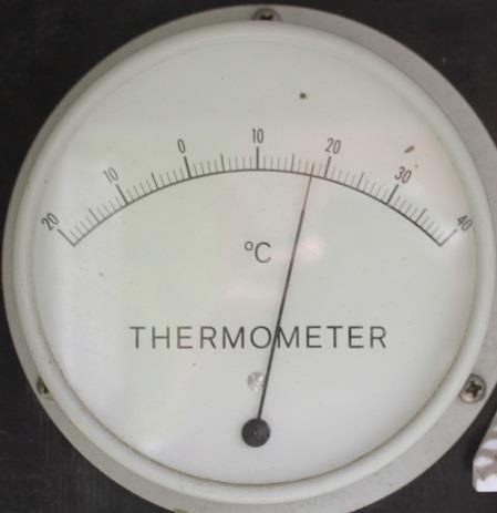 Thermometer Aktuelle Temperatur/Grad Celsius Messbereich -20 bis +40 Die Temperatur wird, um Einflüsse des Untergrundes (z.b. trocken/feucht, hell/dunkel) zu reduzieren in zwei Metern Höhe und im Schatten gemessen.