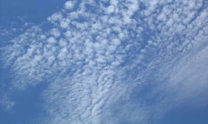 bänder-, faser- oder haarförmige Federwolken aus Eis- und