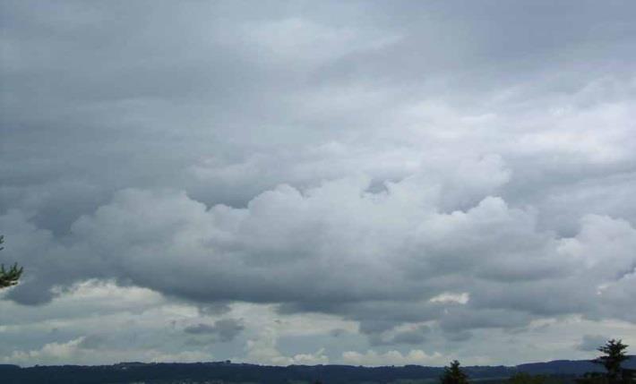 CUMULONIMBUS CAPILLATUS (Cb cap) Stratus fractus oder Cumulus fractus und/oder Cumulus pannus Zerrissene Schichtwolken (St fra) bzw. Haufenwolken (Cu pan). Schlechtwetter-Stratus oder Cumulus.