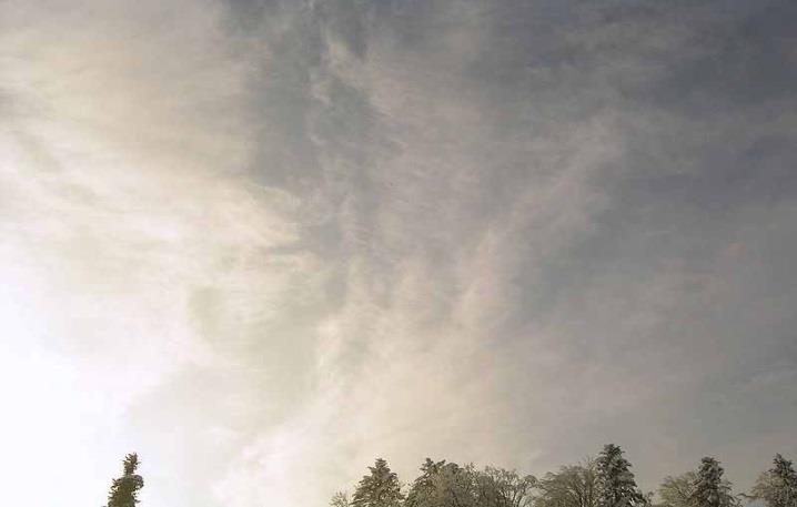 Den Himmel überziehend und dichter werdend Schichtförmige Schleierwolken, Aufgleit-bewölkung (Warmfront eines