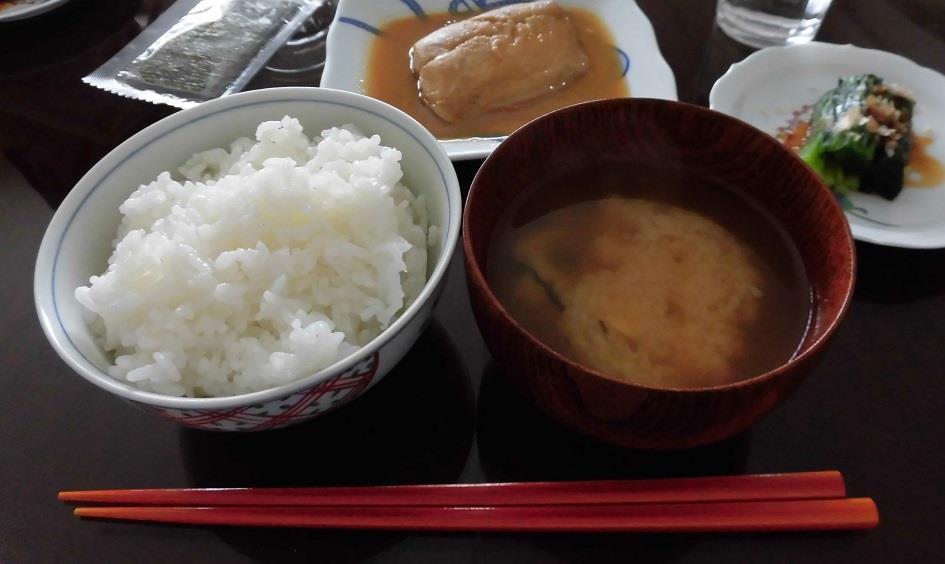 Vorschau Veranstaltungen / 催し物 Japanische Esskultur - Was essen die Japaner außer Sushi? Vortrag von Dr. Kenji Kamino Donnerstag, 24. November 2016 Die japanische Esskultur entstand im 10.