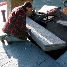 VERLEguNg Verlegung an der Traufe beginnen. Bei kurzen Dachüberständen Traufenbohlen, bei langen Dachüberständen Traufenknaggen anbringen.
