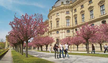 Spazieren Sie durch den blühenden Hofgarten der Fürstbischöflichen Residenz und erfreuen Sie sich an