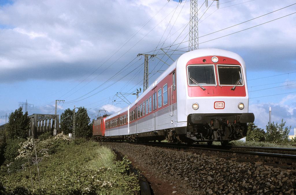 Die LHB-Prototypen für den Nahverkehr, den Wiesbaden-City und den Airport-City in Spur N von ASM Foto: Rolf Köstner Anfang der 70er Jahre begann die Deutsche Bundesbahn, ihren Fahrzeugpark zu
