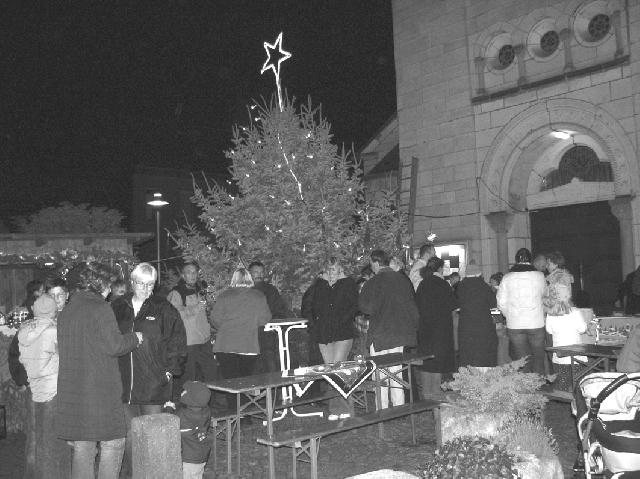 Aktuelles Weihnachtsbaum wurde wieder geschmückt Wie in den Vorjahren haben sich auch im letzten Jahr viele Hülchrather getroffen, um dem nun schon traditionellen Schmücken beizuwohnen. Am 1.12.