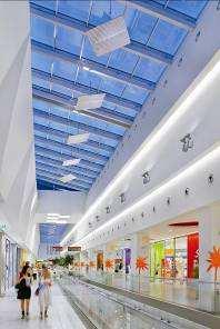 4000 m² Beleuchtungskonzept im Ušće Shopping Center Über 140 Shops von namhaften internationalen Marken, diverse Cafés und Restaurants, ein Multiplexkino, Kegelbahnen und Spielhallen, sowie ein