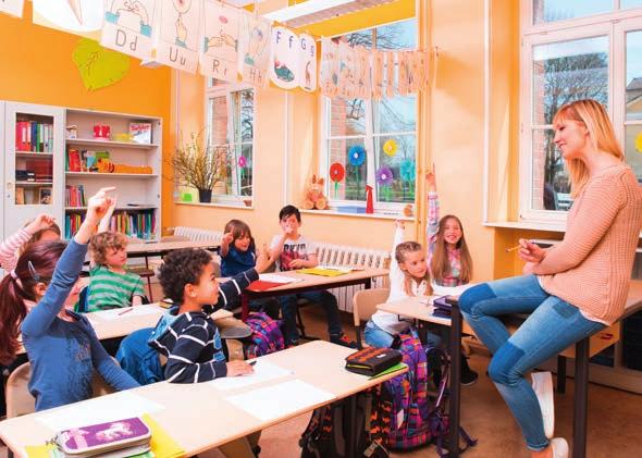 8. مدرسه 8.1. تحصیل و آموزش اجباری همه کودکان در آلمان بایستی از شش سالگی رفتن به مدرسه را آغاز کنند. لطفا اطمینان یابید که فرزندتان همیشه بهموقع در مدرسه حاضر میشود.