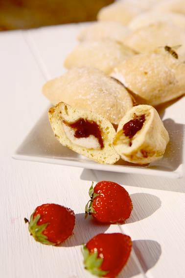 Ricotta-Fiadoni aus den Abruzzen mit Fruchtaufstrich Erdbeere Gelungene Abwechslung auf dem Plätzchenteller: Italienische Fiadoni mit dem Erdbeer-Fruchtaufstrich von Zuegg Zutaten für den Mürbeteig
