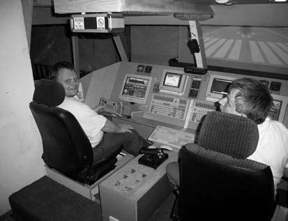 Mit Elektronic-Einzelteilen alter PCs, einem von Air Berlin gespendeten Cockpitposter und was sich sonst noch im Keller einer Schule Ausrangiertes findet, wurde in mehr als 200 Arbeitsstunden ein