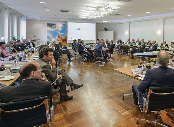 Titelthema IHK-Präsident Jürgen Fiege begrüßte die Mitglieder der Vollversammlung zur Sitzung des Gremiums am 7. April.