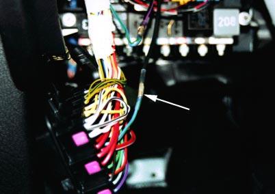 Gebläseansteuerung Fahrzeuge ohne Klimaanlage (siehe Bild 11 und Skizze 3) Gebläseansteuerung erfolgt hinter dem Sicherungskasten durch Einbindung von Kabel 4 2 sw und Kabel 4 2 sw/vi hinter der