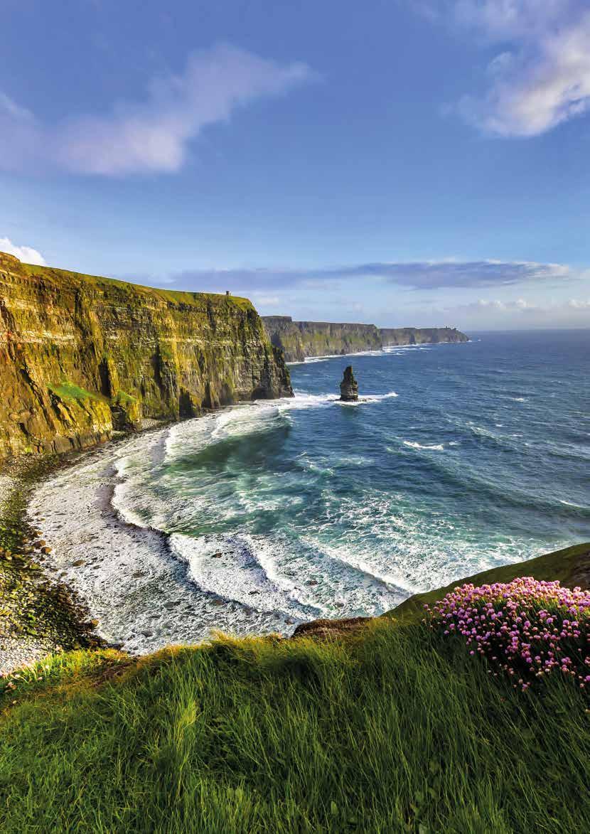 Irland öffentlich/privat Irland AUF DER GRÜNEN INSEL Saftig grüne Wiesen, grasende Schafherden, schroffe Felsklippen, urige Dörfer und verträumte Burgruinen. Irland erfüllt all diese Klischees.
