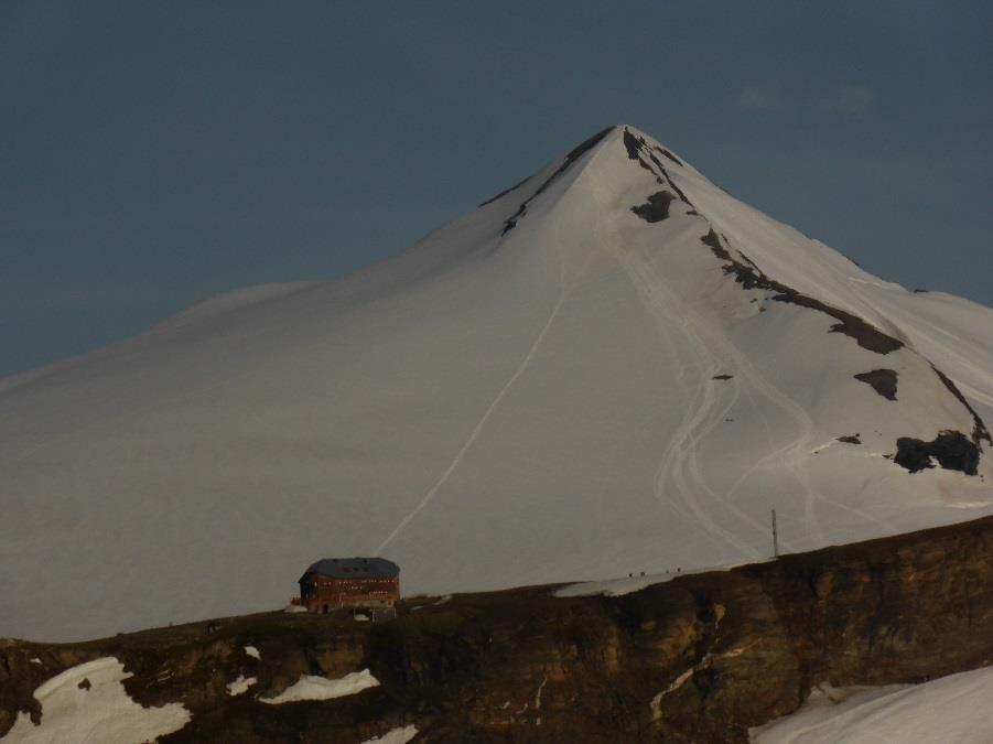 TOUR JOHANNISBERG: Charakter: Schöne Einsteiger-Eiswand, bei der auch schnell auf den Nordwestgrat ausgewichen werden kann.