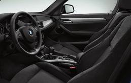 hochglänzend BMW Doppelniere mit Längsstäben in Schwarz hochglänzend Einstiegsleisten vorn BMW Sport mit Einleger in Aluminium Sport-Lederlenkrad mit roter Kontrastnaht Sitze in Stoff Median in