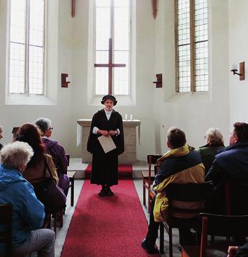 Durch Wittenberg führte uns Melanchthon, Luthers Freund, persönlich und op- Die Eingangspforte zum Lutherhaus in Eisleben.