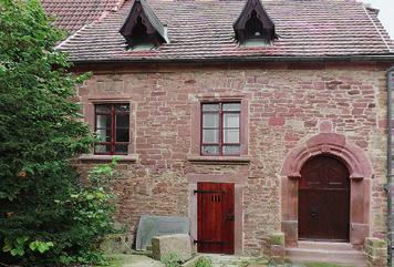Auf Burg Mansfeld informierte sich Pfarrerin Meiser über die Möglichkeiten zu Konfi- Einkehrtagen im dortigen