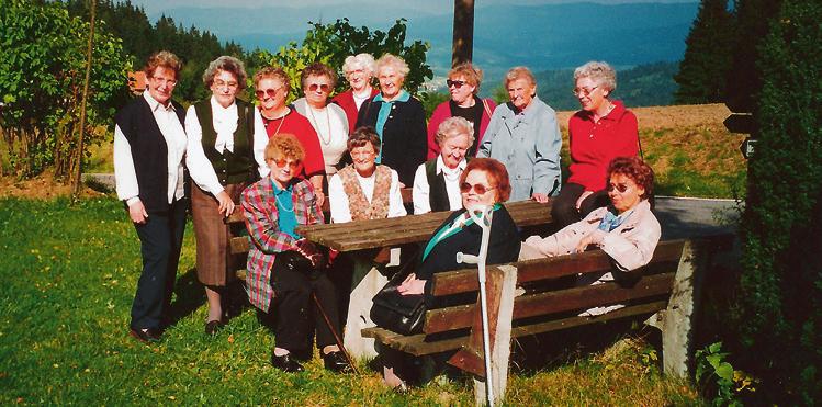 der Leitung seiner Frau Helmi daran gemacht, Polster für die Kirchenbänke anzufertigen. Die Frauen kamen nun öfter zusammen, immer mehr kamen dazu.