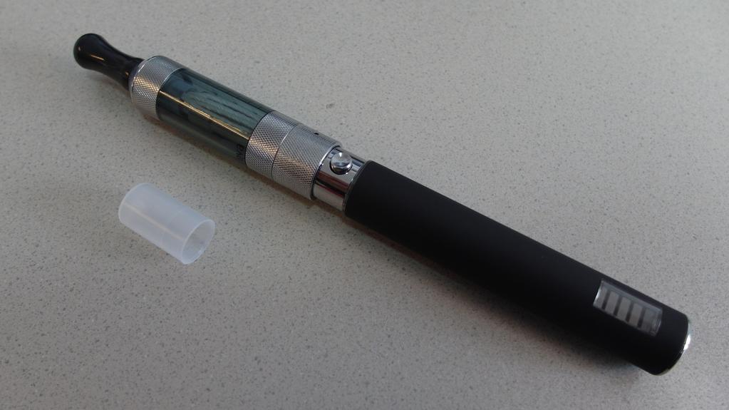 Betrieb + Einstellen der E Zigarette: Dampfproduktion durch Drücken des Betätigungsknopfs und gleichzeitiges Saugen am Mundstück!