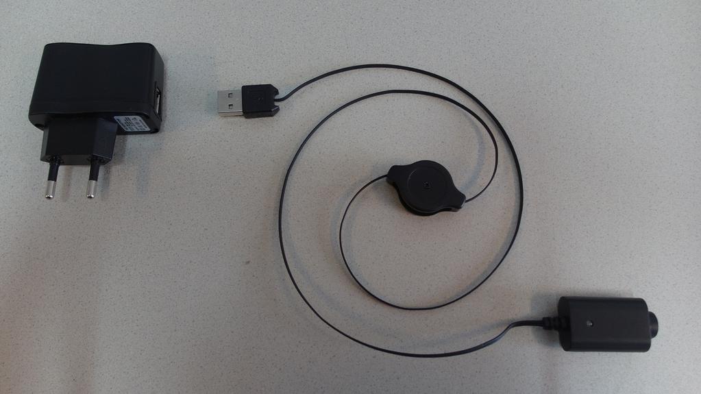 Ladevorgang Vorbereitung: Ladekabel an USB Stecker und Ladekopf halten und langsam auseinanderziehen bis ein vierfaches Klicken zu hören ist.