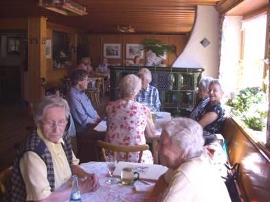 Betreutes Wohnen Im Café im Betreuten Wohnen Holzerstraße 1b finden weiterhin verschiedene Veranstaltungen statt. Bewohner des Hauses der Senioren sind herzlich dazu eingeladen.