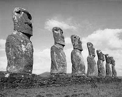 Skulpturen gestürzt? Warum liegen noch immer 80»moai«unvollendet in den Kratern erloschener Vulkane?