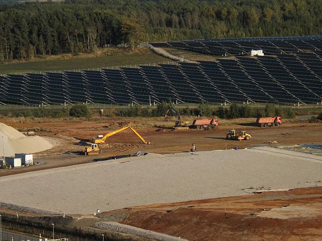 Abb. 7: Bodensanierung vor Photovoltaikanlage, Energiewende hinter Ronneburg Wo man auch noch lange nicht fertig ist, ist das gigantische Gebiet zwischen Wolfersdorf und Seelingstädt.