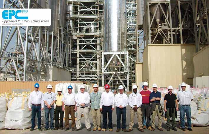 54 UNTERNEHMERSERVICE Der Mittelstand. 4 2015 Projektteam vor der Polyester-Anlage in Saudi-Arabien.