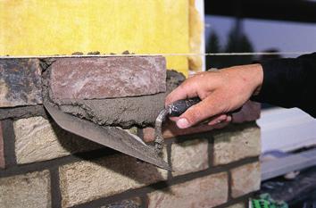 Beton- oder Keramiksteine stellen andere Anforderungen an Vormauermörtel.
