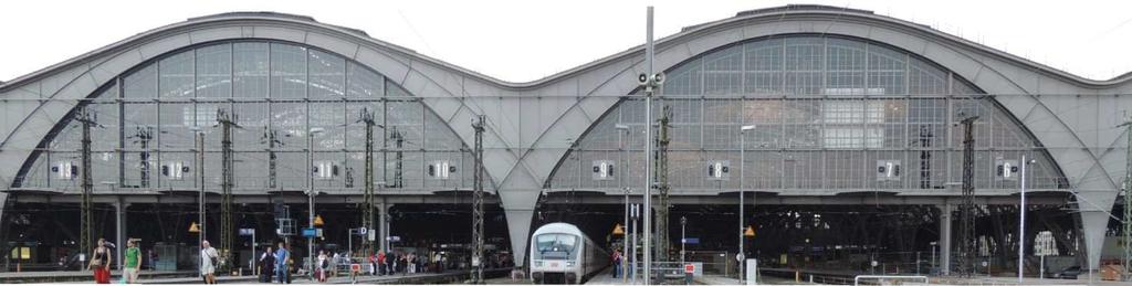 Die Gesamt- Breite des Bahnhofs beträgt 298 Meter, mit beiden Eingängen der Seitenflügel sogar 370,40, noch ohne Dach-Vorsprünge.