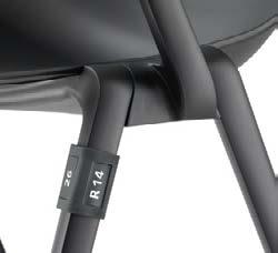 Mit dem variablen Reihenverbinder lassen sich sowohl Stühle mit Armlehnen als auch Stühle im Wechsel mit und ohne Armlehnen