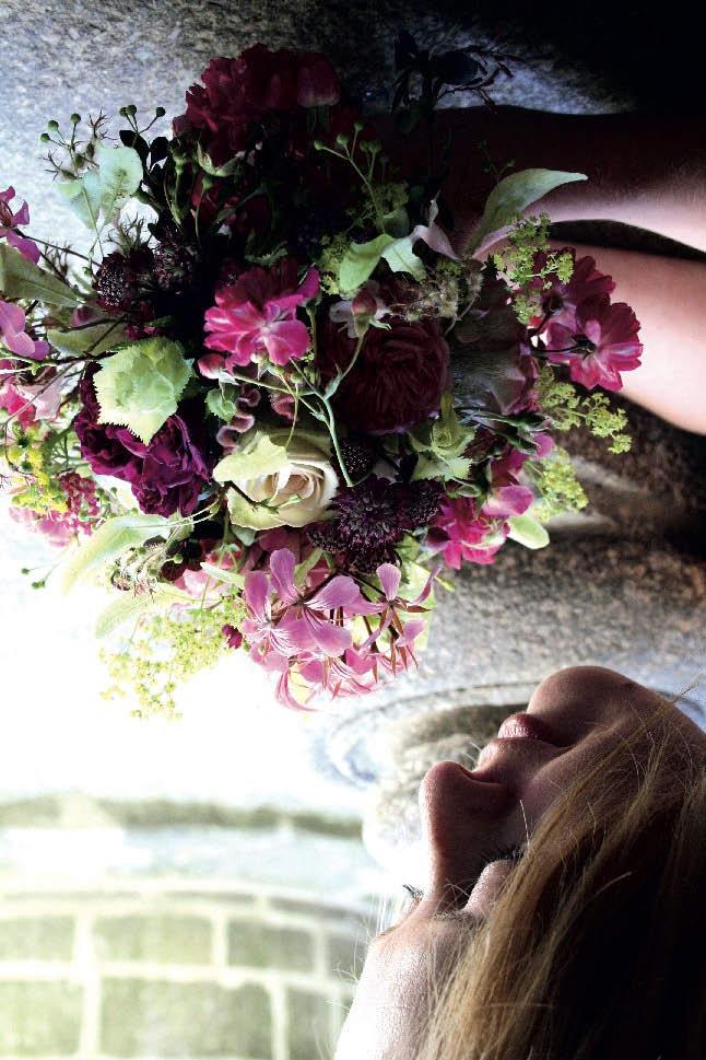 32 FLORISTIK Strauß und Schmuck in technischen Varianten Folgende Aufgabenstellungen sind auf den Fotos zu sehen: Brautstrauß mit Naturstielen Brautstrauß in englischer