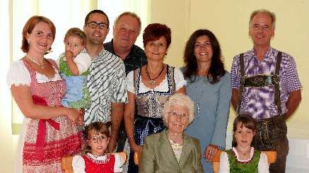 90. Geburtstag Im Kreise ihrer Familie feierte Frau Theresia Weiland aus Niedersulz ihren 90. Geburtstag. Seitens der Gemeinde gratulierten Bgm.