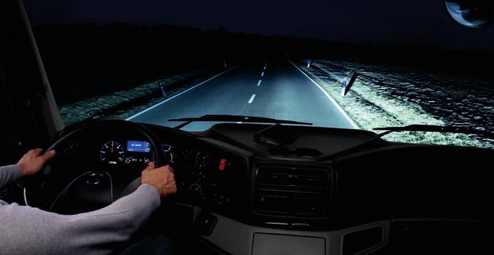 Vorteile im Überblick. Besser sehen die Klarglas-Scheinwerfer des Axor ermöglichen durch die weitflächige Fahrbahnausleuchtung sehr gute Sichtverhältnisse und auch nachts entspanntes sicheres Fahren.