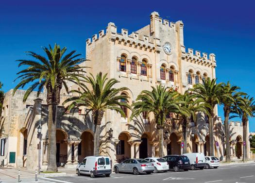 Neben den sauberen Stränden mit türkisfarbenem Wasser bietet Menorca ursprüngliche Landschaften mit malerisch weißleuchtenden Dörfern, bezaubernde Häfen, Höhlen, traditio nelle Architektur und eine