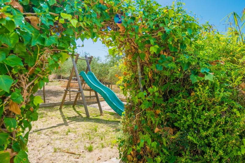 Informationen: Diese Finca am Fusse des Tramuntanagebirges ist Idylle pur! Der herrliche Ausblick vom privaten Pool auf die Berge und das Dorf lassen Urlaubsträume wahr werden.