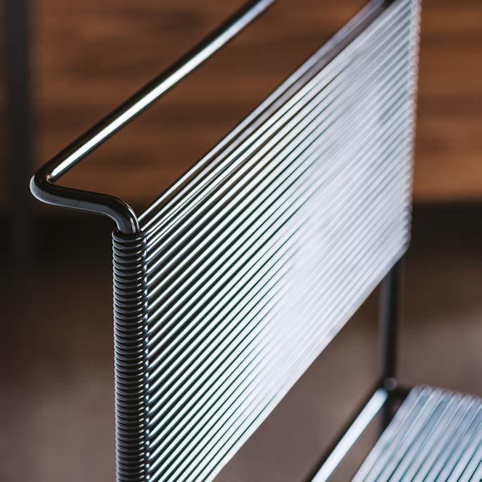 Chaise avec structure en acier laqué blanc, noir ou graphite opaque. Dos et assise en fil de PVC blanc ou noir.