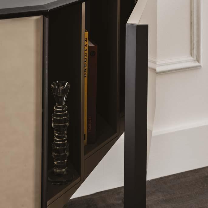 Internal shelves in MDF matt graphite painted. Bahut à 4 portes. Côtés et portes en bois laqué graphite opaque, blanc brillant ou castor brillant.