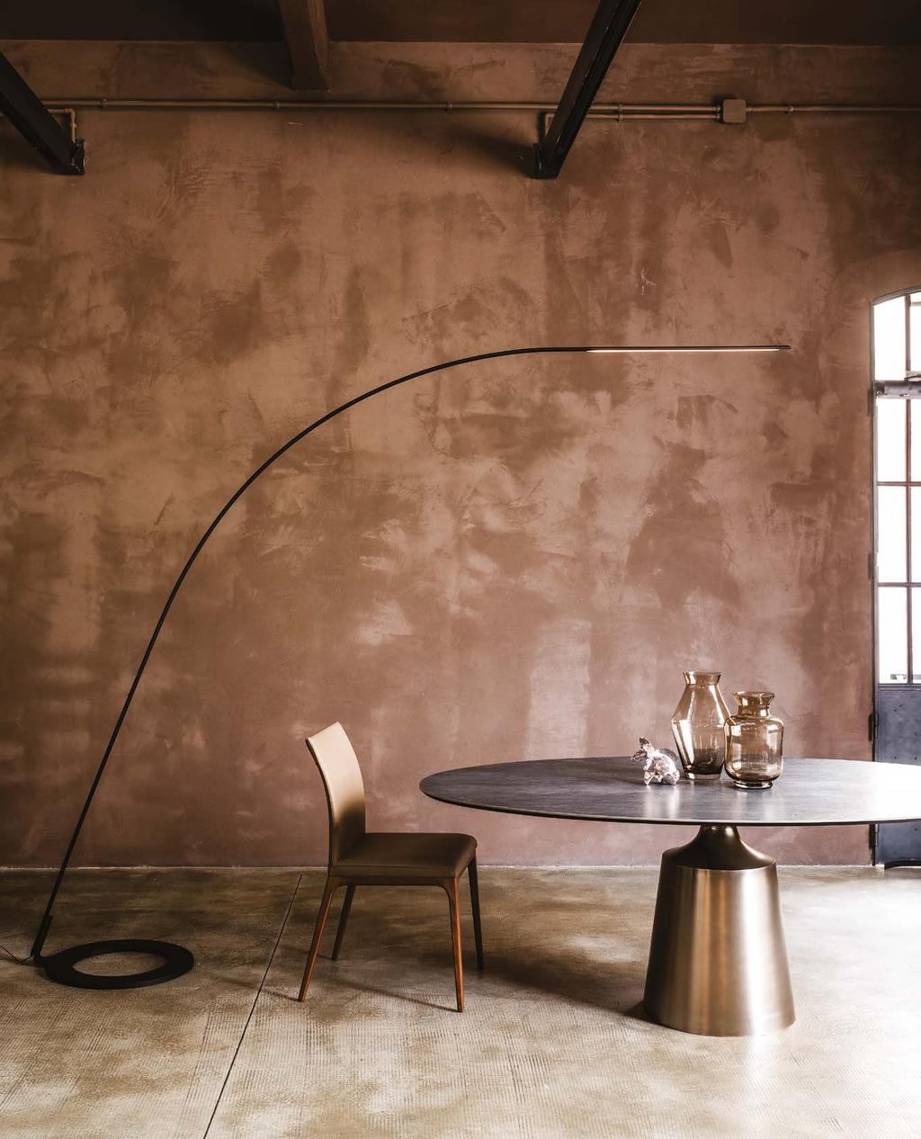 132 LAMPO 133 LAMPO Design: Paolo Cattelan Lampada da terra e da tavolo con struttura in acciaio verniciato goffrato bianco, nero o graphite.