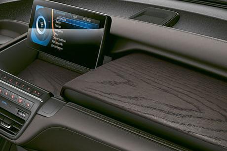Das verleiht dem Interieur bei aller Exklusivität wiederum die für den BMW i3 so typische Leichtigkeit und Modernität.