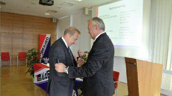 Bild von oben: Altvorsitzender (nunmehr Ehrenvorsitzender) Wolfgang Kastner mit dem ihm verliehenen Ehrenring flankiert von GÖD-Chef Fritz Neugebauer,