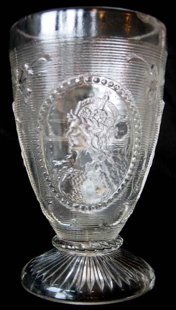 , Kleeblatt-Dekor mit Rillen Sammlung Geiselberger PG-061, jetzt Glasmuseum Passau farbloses Pressglas, H 11,8 cm, D 6,3 cm,