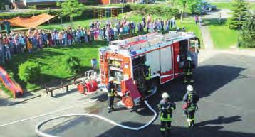 00 Uhr löste die Brandmeldeanlage der Schule Feueralarm aus. Im Lehrerzimmer war ein Brand ausgebrochen, eine Lehrerin wurde vermisst.