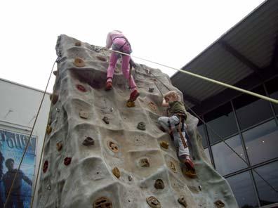 Auch Regenschauer konnten die Kids und Helfer nicht davon abhalten, in die Höhe zu steigen. 3 Stunden lang fand "freies" Klettern statt. 12 Kids nahmen dann am abschließenden Kletterwettkampf teil.